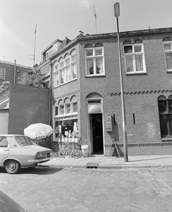 884210 Gezicht op de sigarenwinkel Mgr. van de Weteringstraat 154 te Utrecht.